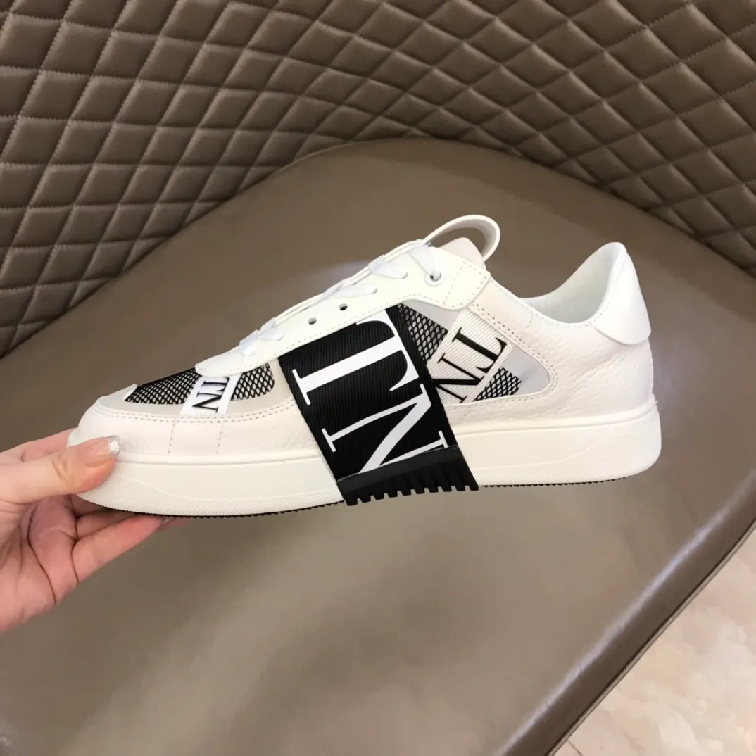 p440 "Valentin*" new spring and summer calfskin lace-up sneakers. No man should be able to refuse these shoes. The classic color scheme is so handsome! Purchase a high-precision replica of the original version to instantly sell off the market currency! 6 VLTN logo rubber effect straps - Valentino Garavani Logo printed on the back and tongue, all materials are customized to ensure quality! Size: 38-44